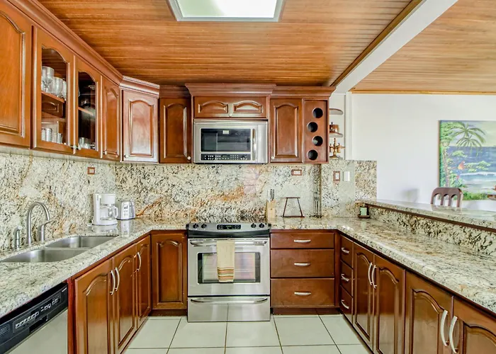 Ideal 2br Oceanfront 2nd-floor | Balcony Apartment *